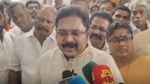 பங்காளிகளுக்கு ஆதரவாக பேசுறேனு நினைக்காதீங்க! அதிமுக சிறப்பாக செயல்படுகிறது! ரூட்டை மாற்றிய தினகரன்!