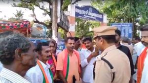 மோடி படம் எங்க? கும்பகோணம் எம்.எல்.ஏ. காரை மறித்து கருப்புக்கொடி காட்டிய பாஜகவினர் கைது 