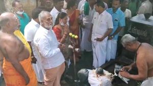 காவி வேட்டி, துண்டு..!  வெள்ளியங்கிரியில் பயபக்தியுடன் மலையேறிய அமைச்சர் சேகர்பாபு! இது தான் காரணமா?