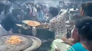  “ஓபிஎஸ் நிகழ்ச்சியில இப்படியா சொதப்புவீங்க..” பிரியாணியை அடித்துப் பிடித்து அள்ளிச் சென்ற மக்கள்!