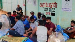 விடுதலைக்காக பட்டினிப் போராட்டம்- எங்களை கண்ணெடுத்து பாருங்க முதல்வரே-திருச்சி முகாம் ஈழத் தமிழர்கள்