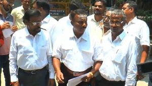 மோடி,அமித்ஷாவை சந்திப்பேன் எனக்கூறிய மதுரை ஆதீனம்.. போலீஸ் பாதுகாப்பு வழங்க கோரிக்கை -என்ன காரணம்? 