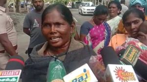 மதம் மாற சொல்றாங்க! ஆட்சியர் அலுவலகத்தில் தீக்குளிக்க முயற்சி! மண்ணெண்ணெய் கேனுடன் மடக்கிய போலீஸ்..! 