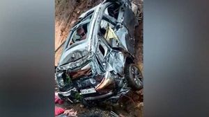  ஆசையாக சென்ற சுற்றுலா.. ஆபத்தான மூணாறு பள்ளத்தில் விழுந்த கார் - தாய் மகன் உயிரிழந்த பரிதாபம் 