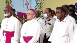 என்னது புதுச்சேரி முதல்வர் நாராயணசாமியா? பாதிரியர் பேச்சால் சலசலப்பு.! கடுப்பாகி வெளியேறிய ரங்கசாமி! 