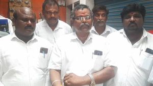 பாக்கெட்டில் இருந்த மோடி படத்தை போலீஸ் பிடுங்கி வீசிட்டாங்க ஸார்.. தமிழக பாஜக நிர்வாகி பரபர புகார்
