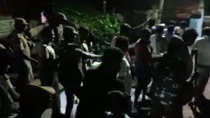 திண்டுக்கல்லில் இருதரப்பு மோதல்.. பெட்ரோல் குண்டு வீச்சு- 5 பேருக்கு வெட்டு.. படபாணியில் பயங்கரம் 