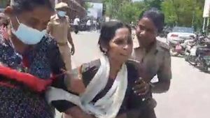 கைகளில் மண்ணெண்ணெய் கேன்.. கண்களில் கண்ணீர்! திமுக பிரமுகர் மீது நில அபகரிப்பு புகார்! பரபரத்த சேலம்