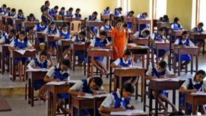 தமிழகம்,புதுச்சேரியில் பிளஸ் 1 பொதுத்தேர்வுகள் தொடங்கின - 8,83,884 பேர் எழுதுகின்றனர் 