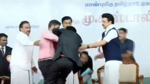 திடீரென சரிந்த கலெக்டர்.. பதறிப்போய் ஓடி வந்து தாங்கிப் பிடித்த ஸ்டாலின்.. தீயாகப் பரவும் வீடியோ! 
