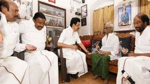முதல்வர் கான்வாய் கிளம்பியாச்சு! திருச்சி போலீஸாரின் திக்.. திக.. நிமிடங்கள் கடைசியில் என்ன நடந்தது?
