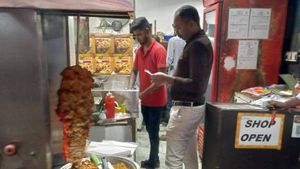 நேற்று காஞ்சி, இன்று மதுரை... பரபரக்கும் உணவு பாதுகாப்பு அதிகாரிகள்! கிறுகிறுக்கும் ஷவர்மா கடைகள்