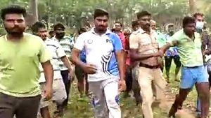 தலைக்கேறிய கஞ்சா போதை! சாலையில் விரட்டி விரட்டி வெட்டிய 5 பேர்! அடித்து துவைத்து காயப்போட்ட மக்கள்.!