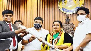 மதுரை மேயர் இந்திராணியின் செண்டிமென்ட்! பூட்டியே கிடக்கும் அரசு பங்களா! பின்னணி என்ன? 