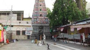 கர்நாடகாவில் கோயில் நிதி “ரூ.20 கோடி” சுருட்டிய 5 பூசாரிகள்.. போலி இணையதளம் நடத்தி ”சதுரங்க வேட்டை” 