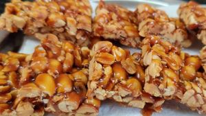 கோவில்பட்டி ரயில் நிலையத்தில் கடலை மிட்டாய் விற்பனை..செம டேஸ்ட் - உற்சாகத்தில் பயணிகள் 
