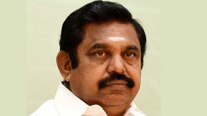 பணத்தை கொடுத்து வாங்க நினைப்பதா? எடப்பாடிக்கு எதிராக காரைக்குடியில் அதிமுகவினர் போராட்டம் 