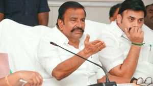 செல்போன் பார்த்த அதிகாரி! என்னய்யா கொஞ்சம் கூட பொறுப்பில்லாம இருக்க! திட்டி தீர்த்த அமைச்சர் நேரு! 
