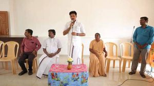 போலீஸ் -டாக்டர் -இஞ்சினியர் ஆகனும்ணு ஆசைப்பட்டேன்! மாணவர்களிடம் ஜாலியாக பேசிய அமைச்சர் அன்பில் மகேஷ்