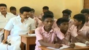ஆஹா.. பள்ளி மாணவர்களோடு மாணவர்களாக பெஞ்சில் அமர்ந்துள்ளது யாரு பாருங்க.. நம்ம முதல்வர்! 