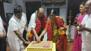 வைகோவின் 51-வது திருமண நாள்! கலிங்கப்பட்டி பூர்வீக வீட்டில் கேக் வெட்டி கொண்டாட்டம்! 