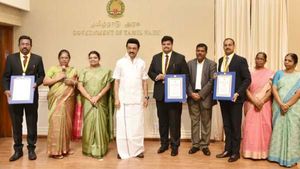 தமிழ்நாட்டிலேயே கோயம்புத்தூர் தாங்க டாப்! மக்களோட மனசு அப்படி! கலெக்டருக்கு கிடைத்த கவுரவம்! 
