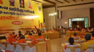 முஸ்லிம்கள் தேசவிரோதிகள்-அகண்ட இந்துராஷ்டிரம் அமையும்- மதுரையில் சாமியார்கள் முழக்கம்- புது சர்ச்சை!