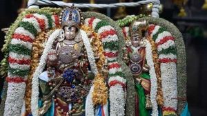 மதுரையில் வைகாசி வசந்த உற்சவம் கோலாகலம் - புதுமண்டபத்தில் எழுந்தருளிய மீனாட்சி சுந்தரரேஸ்வரர் 