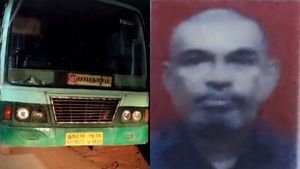 ‛பாட்டில் சரக்கு’ அடித்து பாபநாசத்துக்கு பயணம்...  அரசு பஸ் டிரைவரை போலீசில் ஒப்படைத்த பயணிகள் 