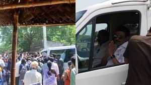 சாலையோரம் நின்ற மாணவிகள்! பட்டென்று காரை நிறுத்திய முதல்வர்! என்ன நடந்துச்சுனு நீங்களே பாருங்க..! 