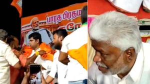  பாஜக மேடையில் கிழிந்த சட்டை.. கீழே விழுந்த முன்னாள் எம்எல்ஏ! அண்ணாமலையுடன் செல்பி எடுக்க தள்ளுமுள்ளு 