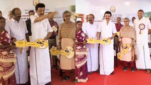 லேட்டாக வந்த கார்த்தி சிதம்பரம்! இங்க வாங்க.. இங்க வாங்க.. வரவேற்று மேடையேற்றிய ஸ்டாலின்! 