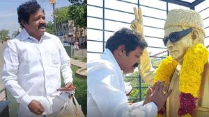 கட்சியை காப்பாற்ற வா தலைவா.. எம்ஜிஆர் சிலையை கட்டி பிடித்து கண்ணீர் விட்ட சுசீந்திரன்- வீடியோ 