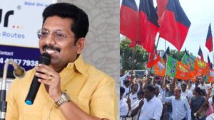 ஆதரவாளர்கள் தரும் நெருக்கடி! இடியாப்ப சிக்கலில் டாக்டர் சரவணன்! பரபரக்கும் மதுரை அரசியல்! 