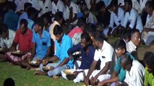  ஆண்கள் மட்டுமே பங்கேற்கும் வினோத திருவிழா..கறி விருந்து சாப்பிட்ட இலையை எடுக்கும் பெண்கள் 