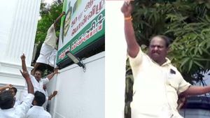 உள்ளே மீட்டிங்.. வெளியே அதிமுக அலுவலகத்தில் கிழிக்கப்பட்ட ஓபிஎஸ் பேனர்.. ஆதரவாளர்கள் அதிர்ச்சி! 
