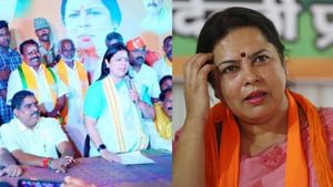 அமாவாசைக்கு மட்டும் ஏன் இப்படி நடக்குது! வில்லங்கமான மைக்! திகைத்துப் போன அமைச்சர் மீனாட்சி லேகி! 