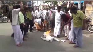 எடப்பாடி உருவபொம்மை எரிப்பு.. திரண்டுவந்த ஓபிஎஸ் ஆதரவாளர்கள் ‘செருப்பால் அடித்து’ தேனியில் பரபரப்பு! 