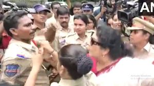  தெலுங்கானா காங். போராட்டம்-போலீஸ் சட்டையை பிடித்து அலேக்காக தூக்கிய ரேணுகா  சவுத்ரி.. பரபர வீடியோ 
