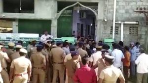  கோர்ட் உத்தரவு.. திருப்பூரில் மசூதிக்கு ”சீல்” வைக்க சென்ற அதிகாரிகள்.. இஸ்லாமியர்கள் போராட்டம் 