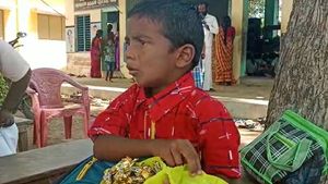 எனக்கு ஹேப்பி பர்த்டே.. வீட்ல பிரிட்ஜ் இல்லை கேக் கெட்டு போய்டும்.. வகுப்புக்கு செல்ல மறுத்த சிறுவன்