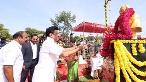 ஜாலியா ஆடலாம்.. ஊஞ்சல் ஆட்டி விட்ட முதல்வர் ஸ்டாலின்..குஷியான சிறுவர்கள் 