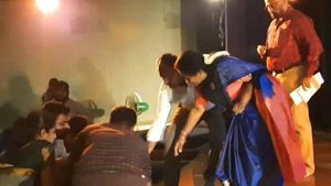 காலை பிடித்துவிட்ட ஆளுநர்.. மேடையில் திடீரென ஸ்லிப் ஆன பெண்ணுக்கு பதறி ஓடி முதலுதவி செய்த தமிழிசை! 