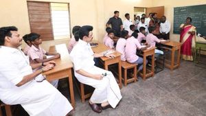 சார்பெழுத்துகள் யாவை?.. 10ம் வகுப்பு லாஸ்ட் பெஞ்சில் அன்பில் மகேஷ்! கைகட்டி பவ்யமாக கவனித்த அமைச்சர்