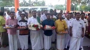 இதுதான் தமிழ்நாடு! சிவன் கோவிலுக்கு சீர் கொண்டு வந்த இஸ்லாமியர்கள்! புன்னகைக்கும் புதுக்கோட்டை.! 