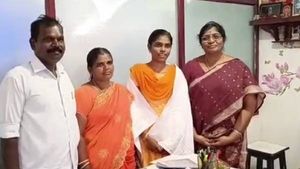 9 லட்சத்தில் ஒரேஒருவர்.. ஆங்கில மீடியம் படித்து தமிழில் நூற்றுக்கு நூறு! யார் இந்த மாணவி துர்கா? 