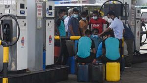 முடங்கியது இலங்கை- பொதுமக்களுக்கு 2 வாரத்துக்கு பெட்ரோல், டீசல் விற்பனை செய்ய அதிரடி தடை அமல்!