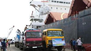 இலங்கை: தமிழக அரசின் 2-வது நிவாரண உதவி கப்பல் கொழும்பு சென்றடைந்தது! 
