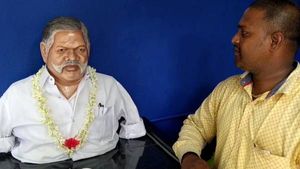  ”அன்புள்ள அப்பா! அப்பா!” காஞ்சிபுரத்தில் தந்தைக்கு மார்பிள் சிலை வைத்து வழிபடும் பிள்ளைகள் 