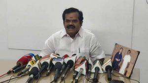 வளர்த்த கடா..ஒரே நேரத்தில் ‘மூன்று குதிரை’யில் சவாரி! அதிமுக அழிக்கும் ஓபிஎஸ்..! பற்றவைத்த பரஞ்சோதி!
